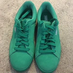 Never worn green Puma Suedes, size 6.5C, fits 8.5W